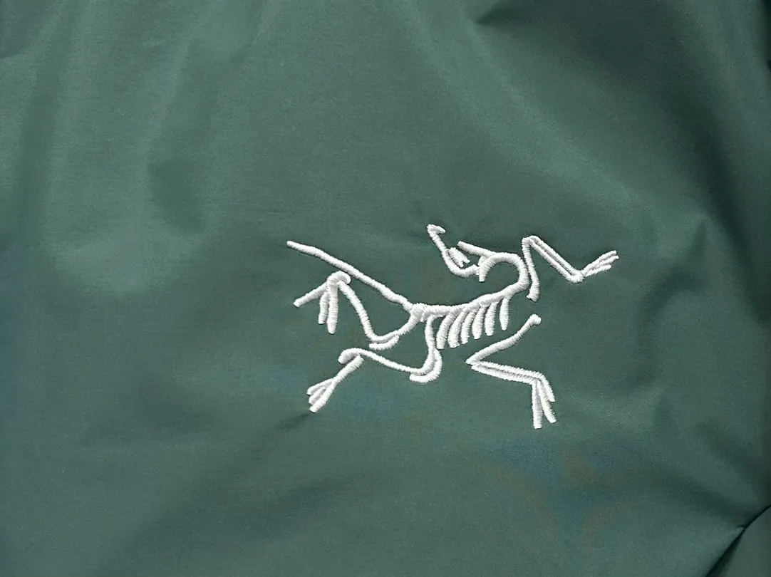 【ARCTERYX】Macai Jacket ‘’ ‘’ MACAI JACKET 。 Macai ， ， ， 。 ， ， Breathable GORE-TEX 、 、 。 Drop Hood M ， Powder Guard 。 100% ( EPTFE ) ， Ykk Premium LOGO Same Style Sizes：S-XXL